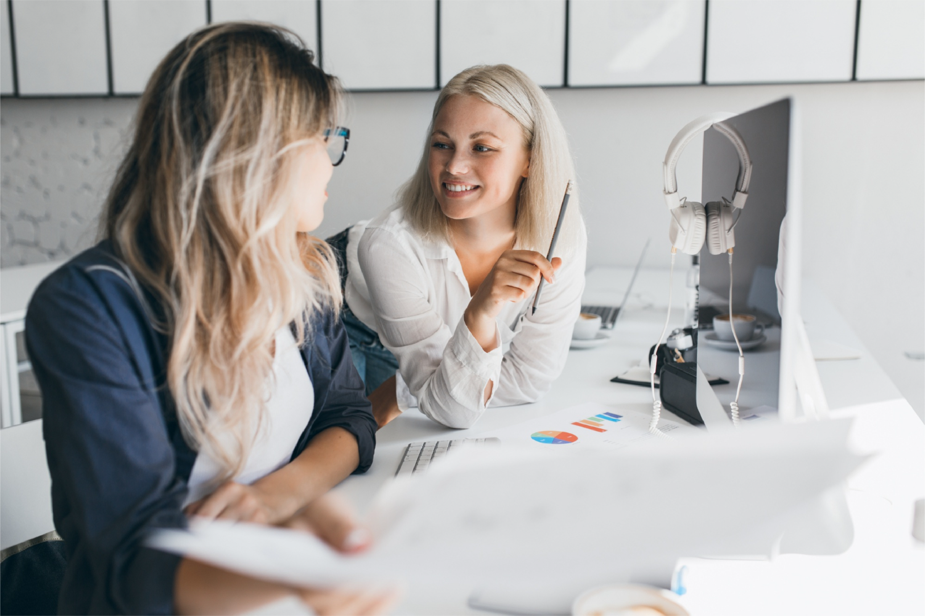 Samenwerkende professionals bespreken NIS2-compliance en cybersecurityoplossingen