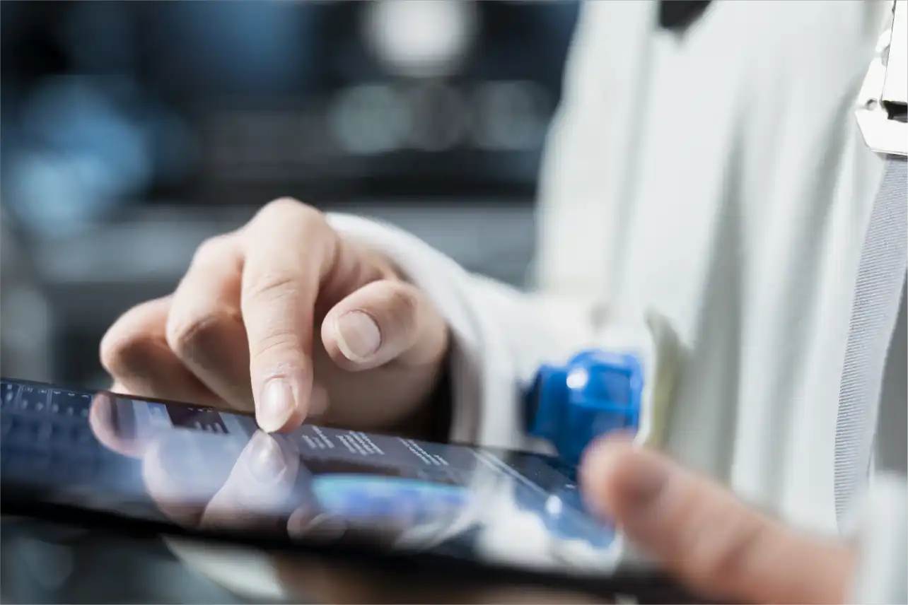 Labmedewerker werkt met tablet – focus op EU GMP Annex 11:2026 en dataintegriteit