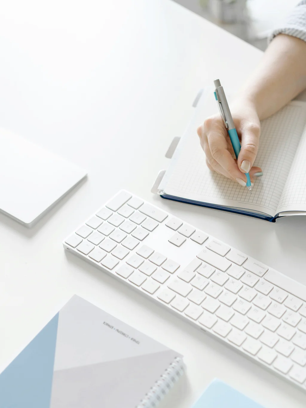 Werkplek met notitieboek en toetsenbord voor documentatie en IT-compliance